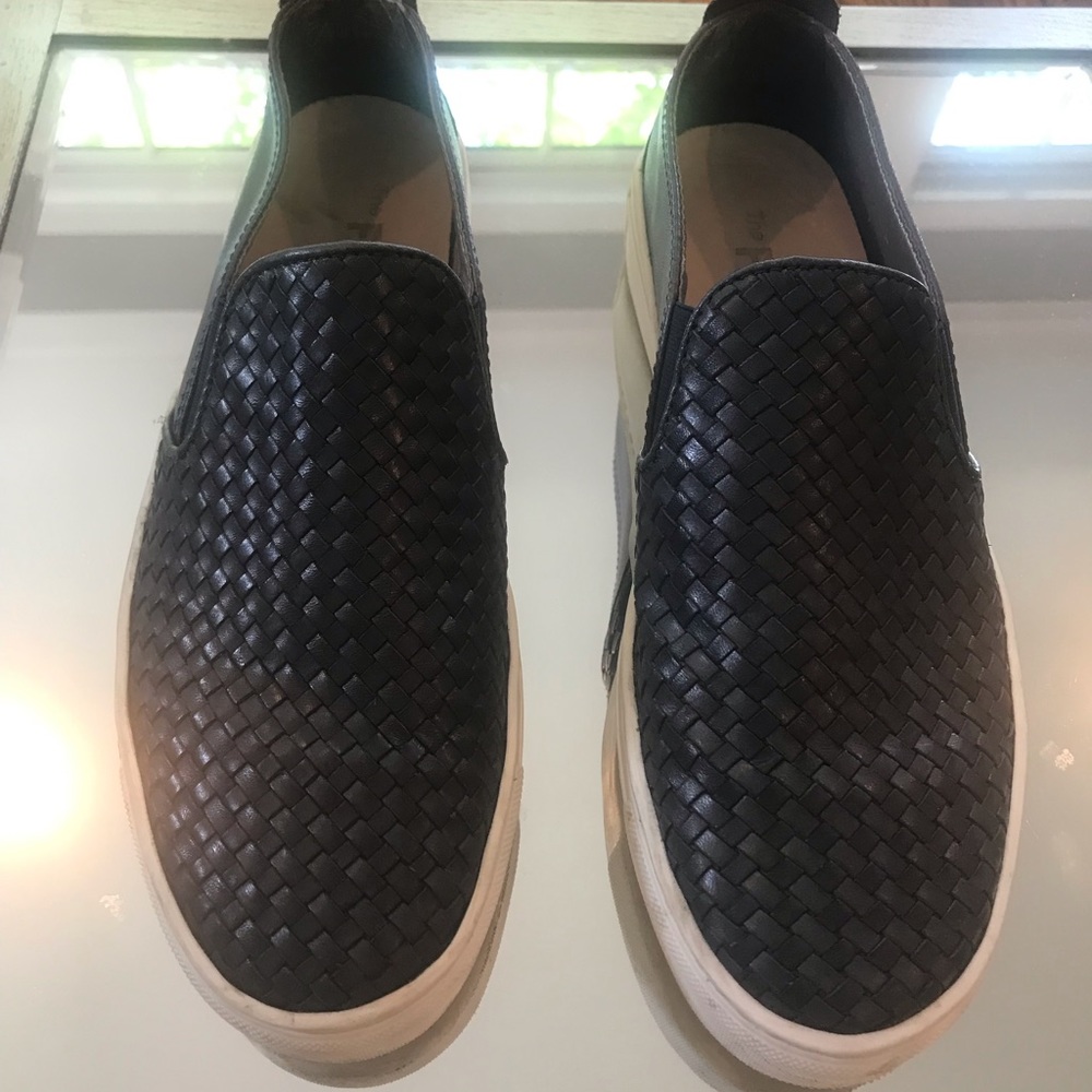 The Flexx can style blue shoes size 7.5.